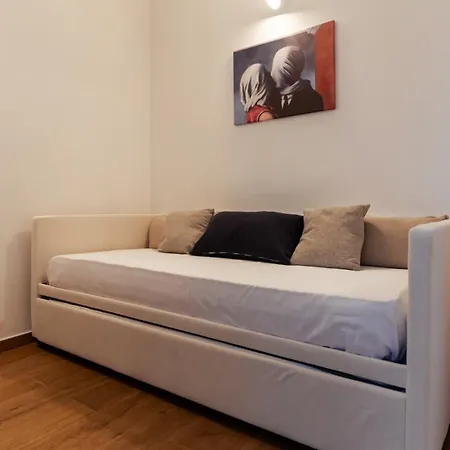 Exclusive - Magritte Style