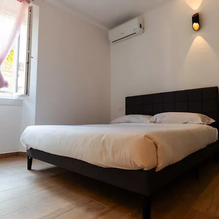 Exclusive - Magritte Style *