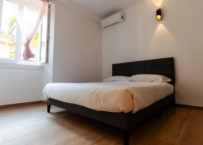 Exclusive - Magritte Style *