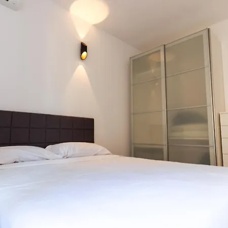 Exclusive - Magritte Style